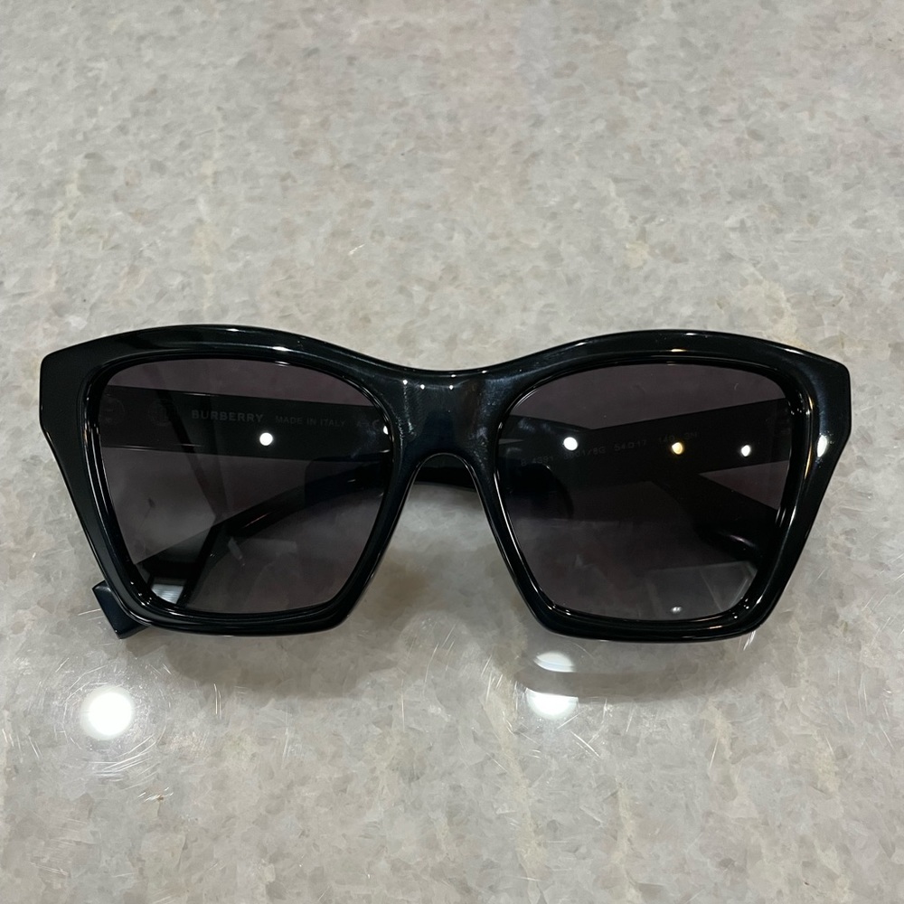 Brand new women’s Burberry sunglasses